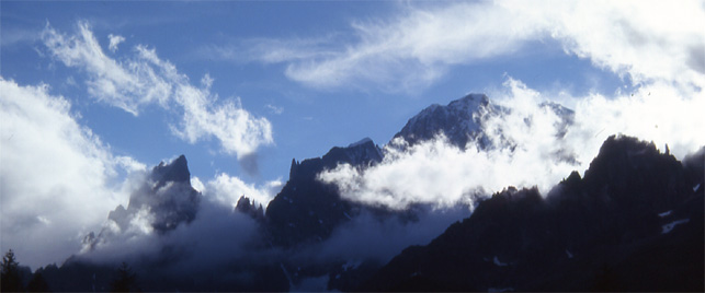 S3: Wolkenspiele (Peutery-Grat am Mont Blanc, 02.07.05)
