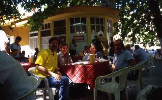 Im Teegarten mit Kemal (rechts)