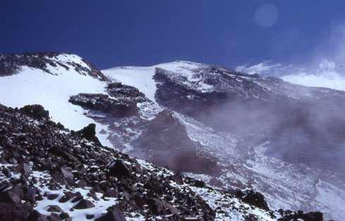 Gipfel des Ararat von Lager 2, Aufstieg erfolgt ber Rippe am linken Bildrand