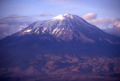 Ararat, Normalroute von Sden ber zentrale Rippe in der Mitte und auf Grat von links nach
rechts
