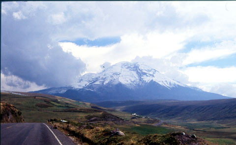 Chimborazo, rechts Veintimilla, in der Mitte der Hauptgipfel