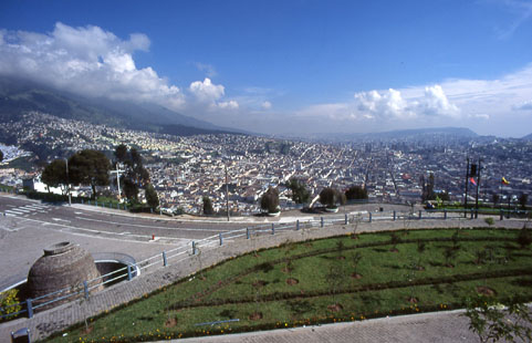 Blick vom Panecillo auf Quito