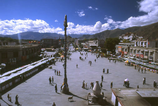 Blick vom Dach des Jokhang ber Lhasa