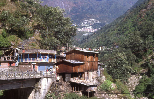 Unten Kodari (Nepal), oben Dram (Tibet)