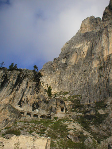 Torre di Falzarego, Route folgt ab greren
 Absatz im wesentlichen der sichtbaren Kante.