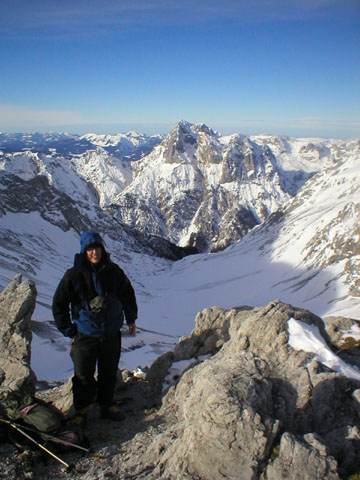 Woife auf dem Gipfel, im Hintergrund Stadelhorn und Co.